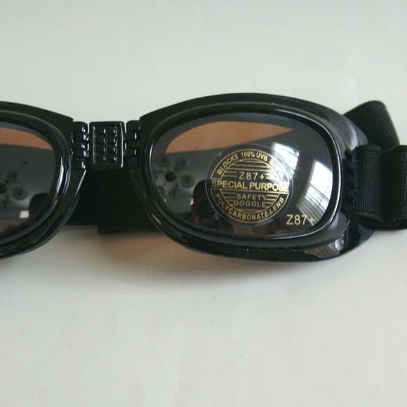 NWT Sports goggle for motorcycling w/ elastic straps, foam padding, & vents - Picture 3 of 6